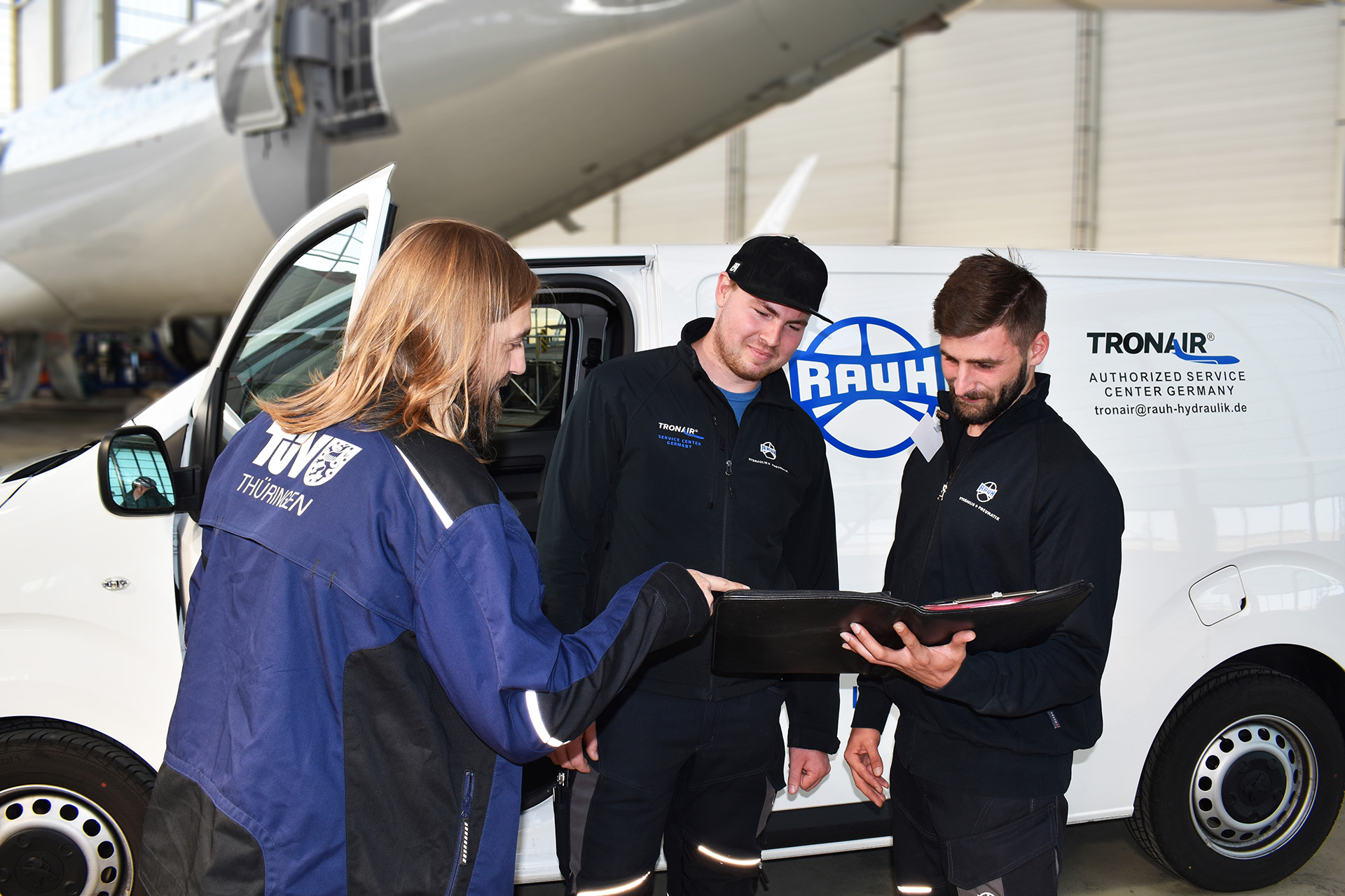 Sicher abheben: TÜV Thüringen unterstützt RAUH Hydraulik und HANGAR 901 bei der Flugzeug-Wartung am Boden